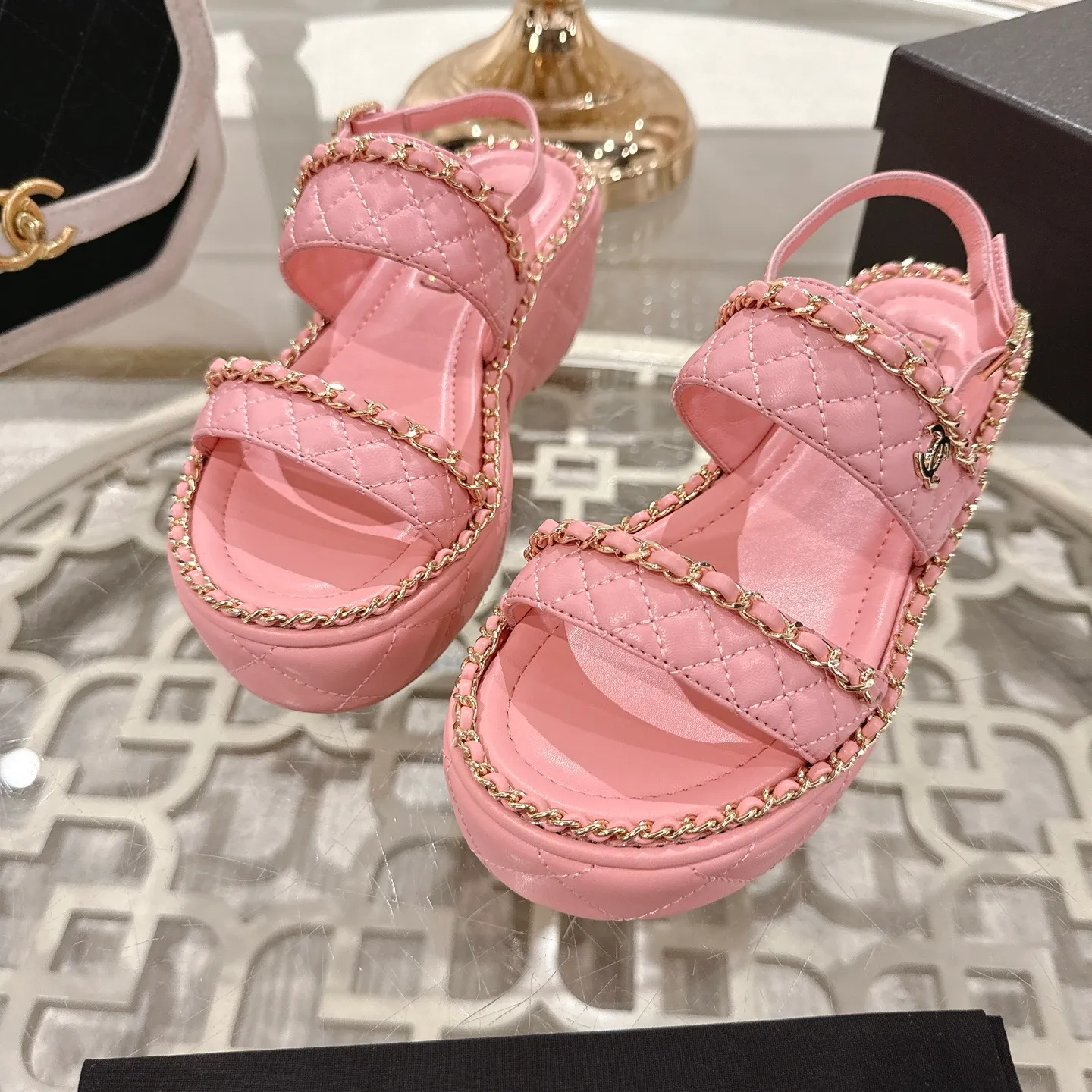 👟👟Ex-factory price 600👟👟 𝐂𝐇𝐀𝐍𝐄𝐋 | Xiaoxiang 25𝐬𝐬 🦋2025 Spring and Summer New Products Counter Classic Xiaoxiang Double C Diamond Chain Slippers Series New〰 🍬 The absolute best in the BS fashion circle. Matching will perform meticulously Minimalist, classic elements that will never fade away 💋 Show unique dressing style, too beautiful to say anything. A must-have for summer... Upper: Original high-customized lambskin Lining: Imported mixed sheepskin lining Outsole: Original molded non-slip outsole Shoe size: 35-39 (34.40.41.42 customization is not returnable)